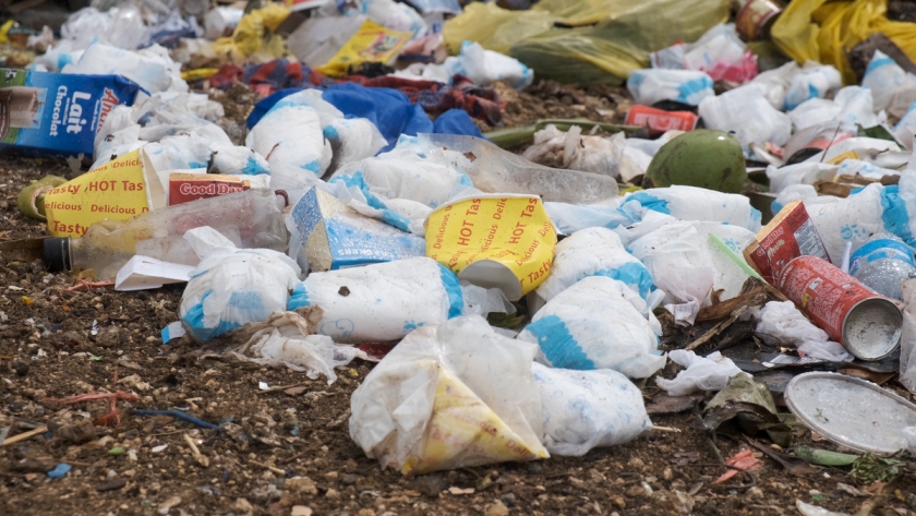 Los pañales desperdician pañales sucios en un cubo de basura eliminación de  pañales usados para bebés impacto ambiental de los pañales desechables  contaminación del medio ambiente suelo y agua
