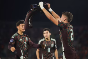 México elimina a los anfitriones y se une a España en los cuartos de final
