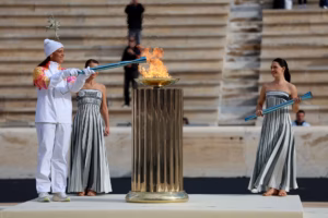 La llama olímpica se entregó en Atenas antes de comenzar su viaje a Italia para Milano Cortina 2026