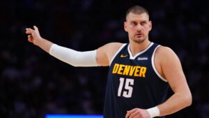 La estrella de los Denver Nuggets, Nikola Jokić, sufre una lesión de rodilla preocupante