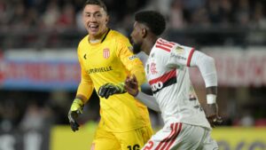 Estudiantes y Flamengo igualaron en una vibrante noche copera