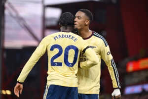 Un gol de Noni Madueke en la segunda mitad le da a Arsenal la victoria  en el campo del Nottingham Forest.